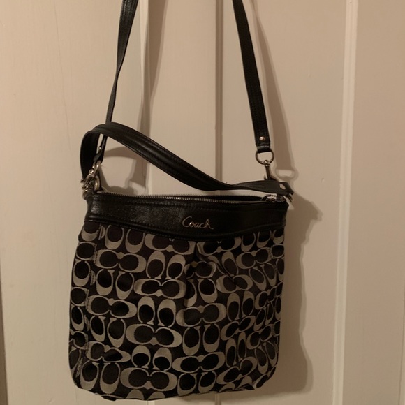 Coach signature brand new zip up detachable strap - Picture 3 of 8